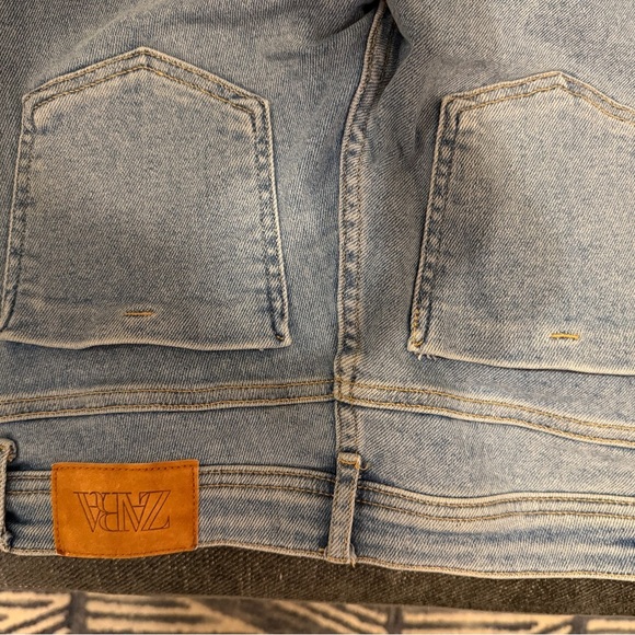 ZARA Women's Light Wash Distressed Frayed Hem Cropped Denim Jeans Size 4 US - Picture 2 of 5